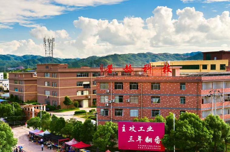 朱林春,公司经营范围包括:电子产品生产,销售(依法须经批准